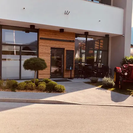 Na Vasi Restavracija In Prenocisca 4*