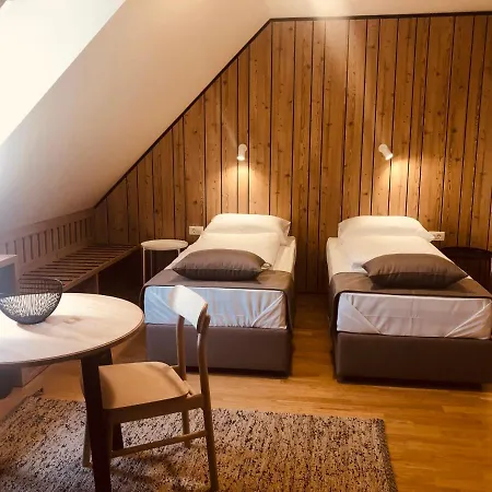 Na Vasi Restavracija In Prenocisca ホテル Škofja Loka