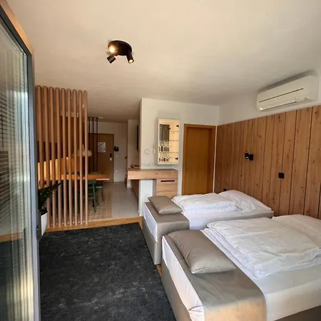 Na Vasi Restavracija In Prenocisca Отель Шкофья-Лока