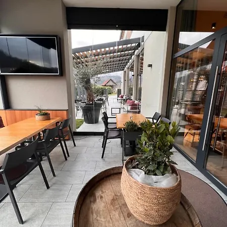 Na Vasi Restavracija In Prenocisca ホテル Škofja Loka