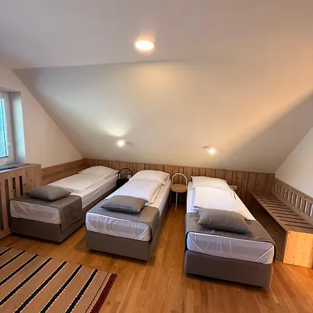 Na Vasi Restavracija In Prenocisca ホテル Škofja Loka