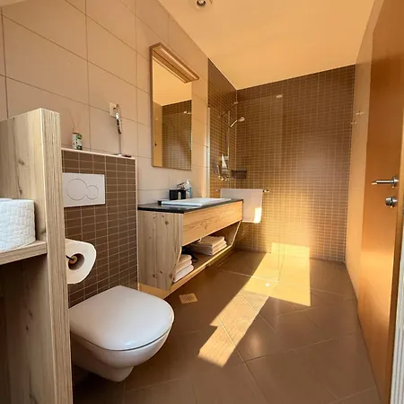 Na Vasi Restavracija In Prenocisca 4* Шкофья-Лока